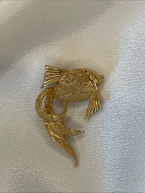 Elegant Hattie Carnegie Goldfish Brooch Pin - Gold-Tone Finish